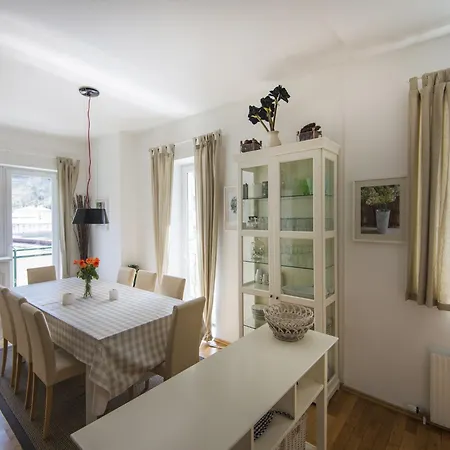 Appartement In Near Lift